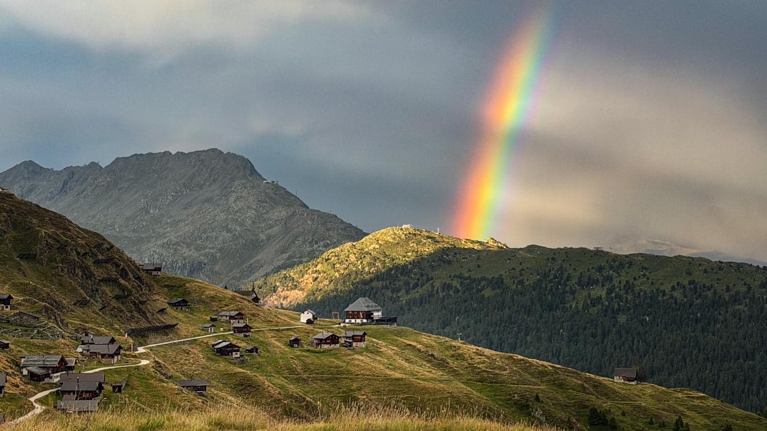 Regenbogen über dem Aletschbord beim Hotel Belalp